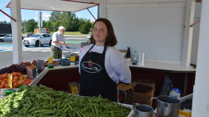 Caroline Voutilainen försöker gå ut ur båset för att svalka sig mellan varven. Caroline Voutilainen inne i en kiosk för bärförsäljning