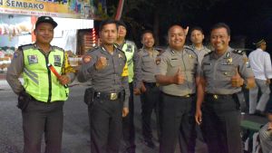 Utanför städerna deltar polisen nu aktivt i försöken att hindra oönskade graviditeter. De hjälper till genom att distribuera preventivmedel till människornas hem. Sju indonesiska poliser står på rad i Indonesien. Två av dem visar tummen upp.