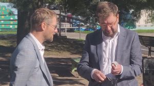 Trafikskyddets vd Pasi Anteroinen (t.v.) och kommunikationsminister Timo Harakka. Trafikskyddets vd Pasi Anteroinen pratar med kommunikationsminister Timo Harakka.