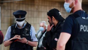 Poliser i Dortmund kontrollerar att människor följer reglerna för munskydd Poliser i Dortmund kontrollerar att människor följer reglerna för munskydd