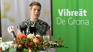 Jenni Pitko leder De grönas riksdagsgrupp. Jenni Pitko Vihreiden puoluekokouksen tiedotustilaisuudessa.