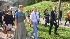 President Kersti Kaljulaid försökte i början bli folkkär, men hon har aldrig riktigt accepterats av den konservativa delen av Estlands befolkning. Här besöker hon Narva, bilden tagen i augusti 2018. Estlands president Kersti Kaljulaid promenerar på promenaden längs med Narva-floden i staden Narva.