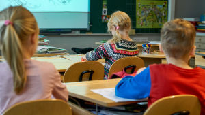 Damlin och Nystedt är oroliga för att det kan bli svårare för eleverna att få stöd och hjälp. Arkivbild. Skolbarn vid pulpeter