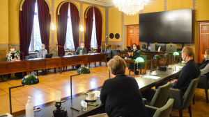 Nyckelpersoner träffades i stadshuset för att redogöra för sina roller i arbetet mot skolmobbning i Borgå. Diskussionstillfället i fullmäktigesalen.
