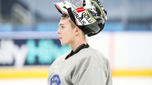 Ishockeymålvakten Joel Blomqvist spelar till vardags i Hermes. Joel Blomqvist.