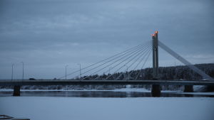 Rovaniemi och Lappland faller Samantha Björklöf i smaken. Jätkänkynttilän silta Rovaniemellä talvella