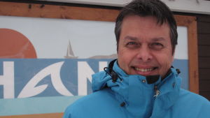 En öppen och saklig atmosfär, det efterlyser Magnus Roth för att kunna utveckla Hangö. Bild på person utomhus.