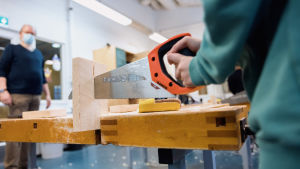 Läroplikten efter grundskolan fullgörs i regel inom gymnasieutbildning eller yrkesutbildning, men man kan också välja bland annat utbildning i det så kallade övergångsskedet, till exempel tionde klassen. En elev sågar på slöjdlektionen.