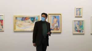 Hoffmann beskriver Schaumans konstkarriär som beundransvärd. Christian Hoffman visar upp tavlor målade av konstnären Sigrid Schauman.