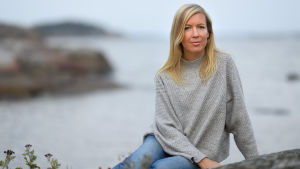 Karin Collins har skrivit tre romaner som alla utspelar sig i Hangö på 1970- och 80-talet. Författaren Karin Collins.