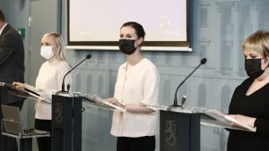 Ett dåligt kommunalval får inte Centern att lämna regeringen, spår SDP-strategerna. Men det verkar inte som om regeringskrisen har gett Centerns Annika Saarikko vind i seglen. Maria Ohisalo, Sanna Marin och Annika Saarikko.