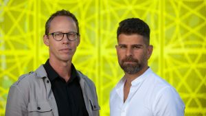 Journalisten och författaren Markus Lutteman och polisen Hanif Azizi. Journalisten och författaren Markus Lutteman och polisen Hanif Azizi i samband med utgivningen av "Förortssnuten". 2021.