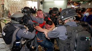 En palestinier greps av israeliska säkerhetsstyrkor i gamla stan i Jerusalem på söndag kväll. En palestinier grips av israeliska säkerhetsstyrkor i gamla stan i Jerusalem på söndag kväll.