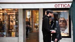Plastglas gäller för de barer som inte har uteservering och som bara säljer take away. Bilden är från Venedig år 2021. Plastglas gäller för de barer som inte har uteservering och som bara säljer take away. Bilden är från Venedig år 2021.