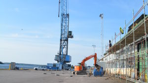 På SSAB:s fabriksområde finns en hamn som inom några år kommer att stå öde om ingen ny aktör tar över. Hamnkranen vid Ssab anvönds inte mer då Port Act avslutade verksamheten.