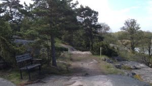 Tulluddens naturstig i Hangö. Gammal bänk på Tulluddens naturstig i Hangö