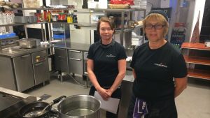 Johanna Ilvoranta och hennes kolleger på restaurang Strand-Mölle får besvara kundernas frågor om vattnet. Johanna Ilvoranta och hennes kolleger på restaurang Strand-Mölle får besvara kundernas frågor kring vattnet.