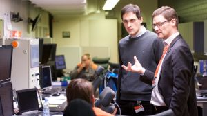 Luca Zubin och Ulf Åstrand i kontrollrummet Luca Zubin och Ulf Åstrand i kontrollrummet på Wärtsilä i Vasa.