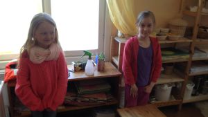 Eva Timonen och Keiju Perki driver upp plantor Elever i Steinerskolan