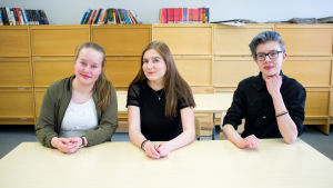 Niondeklassarna Katariina Soikkeli, Saara Honkanen och Nico Virtanen från Jämsä, Kankarisveden koulu, anser att det är vädefullt att läsa svenska i skolan. Skulle de ha ett val är däremot spanska och tyska högre upp på listan. Niondeklassarna Katariina Soikkeli, Saara Honkanen och Nico Virtanen från Jämsä, Kankarisveden koulu.