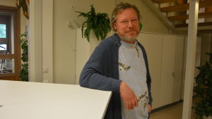 Marko Reinikainen, marinbiolog och direktör för Tvärminne zoologiska station. En man står vid en desk, han heter Marko Reinikainen.