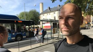 "Vi har jobbat intensivt med att fånga in den särskilt kriminella gruppen som kom i somras. Men det finns anledning att vara lite vaksam då man rör sig här", säger Christian Frödén från Gränspolisen. Porträtt på polisen Christian Frödén, ledare för ensamkommandegruppen vid Stockholms gränspolis.
