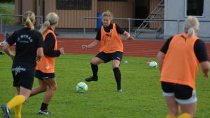 Annika Grundvall har varit med på IK Myrans färd från division 2 upp till ligatröskeln. Annika Grundvall tar emot en passning för IK Myran.
