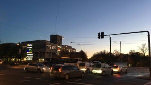Om trafiken minska på den livligt trafikerade Backasgatan är det bra, tycker Kalevi Vuorento. Trafikljus fungerar inte i korsningen av Forsbyvägen och Backasgatan på grund av trafikolycka