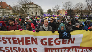 "Gör motstånd mot rasismen" står det på banderoller som demonstranter tågar med i Hannover. "Gör motstånd mot rasismen" står det på banderoller som demonstranter tågar med i Hannover.