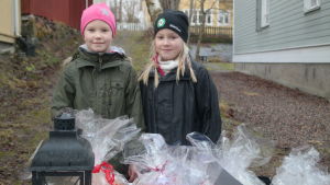 Alicia Krook och Olivia Kraappa Flickorna Alicia Krook och Olivia Kraappa säljer bröd på julmarknaden i Pargas