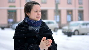 Fredrika Åkerö blir fritidschef i juni nästa år. Fredrika Åkerö står utomhus. Det snöar. I bakgrunden syns några parkerade personbilar.
