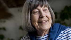 Margareta Magnusson tipsar om att ta i varje föremål, värdera och känna efter för att veta om saken ska finnas kvar till nästa generation. Margareta Magnusson i randig tröja porträtt.