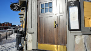Restaurangen finns i ett gammalt hus nära åstranden i Borgå. Restaurang Kliffa&Klubi utifrån