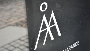 Ett tjugotal studenter från utlandet är på väg till fakulteten för samhällsvetenskaper och ekonomi i höst. Åbo Akademis logotyp på i en dörr.