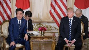 Japans premiärminister Shinzo Abe och Donald Trump under presskonferensen i Mar-a-Lago i Palm Beach den 17 april.