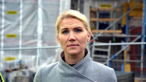 Marina Kinnunen säger att en av orsakerna till underskottet är köptjänster av läkare. Porträtt av Marina Kinnunen, direktör för Vasa sjukvårdsdistrikt.