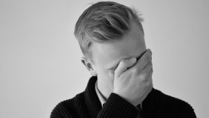 ICD‑10:n diagnos F45.2 står det på ditt papper ifall du lider av dysmorfofobi, som alltså har en egen klassificering. Nuorukainen käsi kasvoillaan