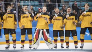 Glada tyska spelare efter OS-finalen. Glada tyska spelare efter OS-finalen.