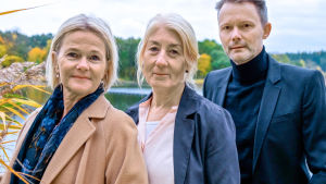 Bankrånarna med regissören. Regissören Felix Herngren med skådespelarna Sissela Kyle och Lotta Tejle i tv-serien Enkelstöten.