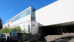 Gymnasiet Lärkan i Helsingfors har långa traditioner med konventsintagnignar som skolan har ordnat. Gymnasiet Lärkans huvudbyggnad.