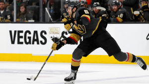 Colin Miller har imponerat i Vegas. Colin Miller slår en passning.
