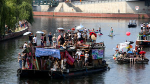 En av de många technobåtarna som försöker överrösta AfD-demonstrationen. En technobåt glider längs floden under motdemonstrationerna mot AfD:s demosntration i Berlin.