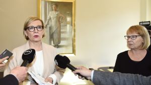 Riksdagens talman Paula Risikko. Riksdagens talman Paula Risikko (Saml) och Grundlagsutskottets ordförande Annika Lapintie (Vf)