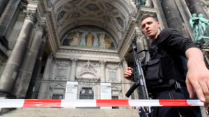 Avspärrningar vid ingången till Berliner Dom. Polispådrag vid katedralen i Berlin.