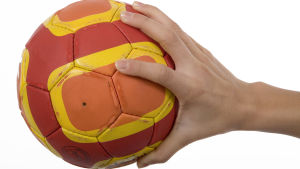 En hand håller i en handboll.
