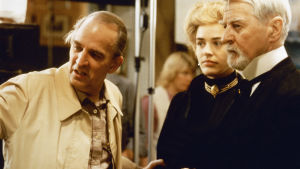Nu tittar ni in i kameran här. Ingmar Bergman ger instruktioner under inspelningen av Fanny och Alexander. Ingmar Bergman ger instruktioner under inspelningen av Fanny och Alexander.