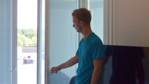 Fönstret måste vara uppe dygnet runt, annars blir det alltför varmt. Jens Nyström öppnar ett fönster.
