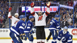 Patrick Maroon inledde säsongen i Edmonton och avslutade den i New Jersey. Patrick Maroon firar ett slutspelsmål.
