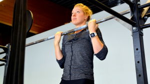Det ser nästan ut som om hon skulle stå på marken då hon gör pull-ups, så lätt går det. Matilda Nyqvist gör pull-ups