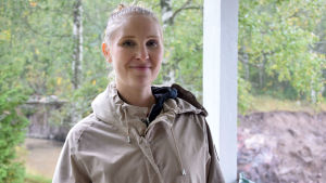 Elinä Erkkilä vid WWF är glad över att samarbetet mellan olika aktörer bär frukt. porträttbild av kvinna utomhus